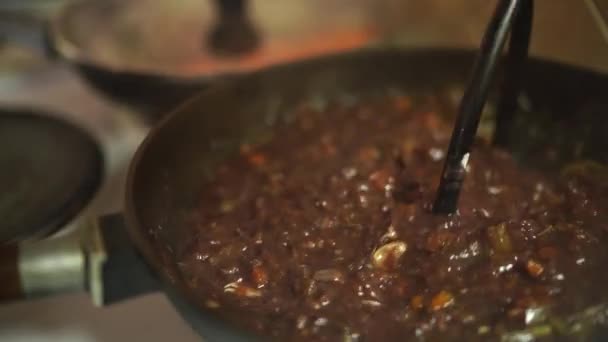 家庭主妇把磨碎的蔬菜装饰在葡萄酒酱汁中放在一个煎锅里 高质量的4K镜头 — 图库视频影像