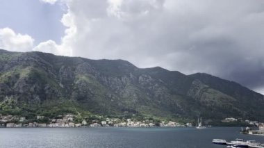 Yeşil dağların eteğinde bir tatil köyü olan deniz kıyısında. Yüksek kalite 4k görüntü