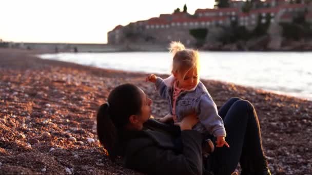 Little Girl Sits Her Mother Belly Beach Island Sveti Stefan — Stockvideo