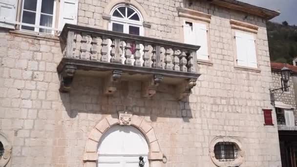 Balcón Con Balaustrada Fachada Piedra Una Casa Antigua Imágenes Fullhd — Vídeos de Stock