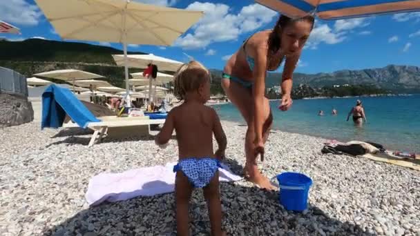 Mama Fetiță Ieșit Din Mare Plajă Pietricele Așezat Prosop Imagini — Videoclip de stoc