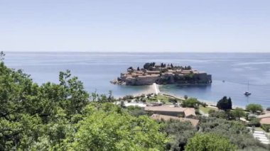 Sahilden Kotor Körfezi 'ndeki Sveti Stefan adasına bak. Karadağ. Yüksek kalite 4k görüntü