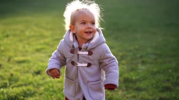 Κοριτσάκι Τρέχει Ένα Πράσινο Γρασίδι Ιπτάμενες Τρίχες Στο Φως Του — Αρχείο Βίντεο