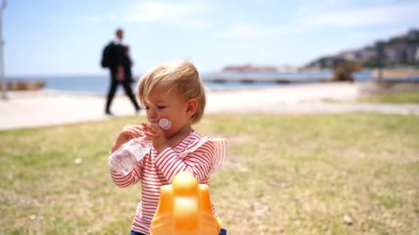 Little Girl Drinks Water Bottle Drinking Valve While Sitting Balance — Stok video