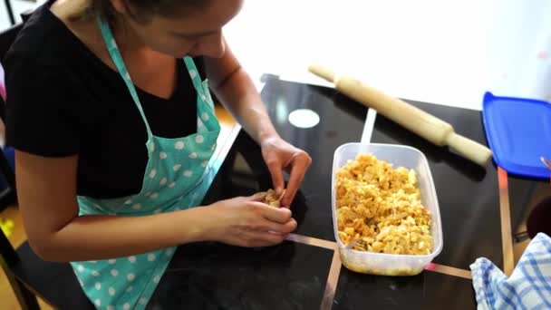 Chef Beeldhouwt Broodjes Met Appelvulling Aan Tafel Hoge Kwaliteit Beeldmateriaal — Stockvideo