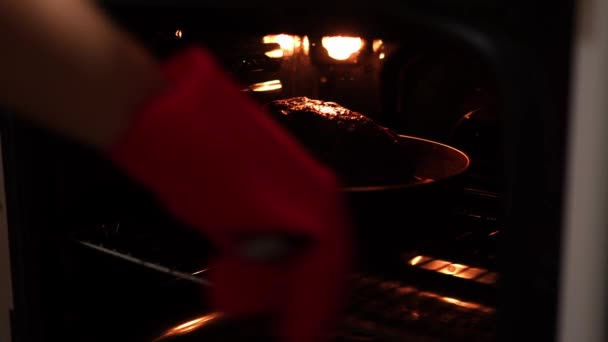 Cook Mittens Takes Frying Pan Roast Beef Vegetables Out Oven — Video Stock