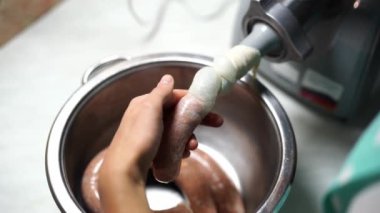 Aşçı sosisleri kıyma makinesiyle kıyma ile doldurur. Yüksek kalite 4k görüntü