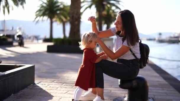 Мама Выпрямляет Волосы Маленькой Девочки Сидящей Пирсе Высококачественные Кадры — стоковое видео
