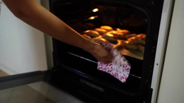Cook Oven Mitts Takes Out Baking Sheet Baked Buns Oven — Vídeos de Stock