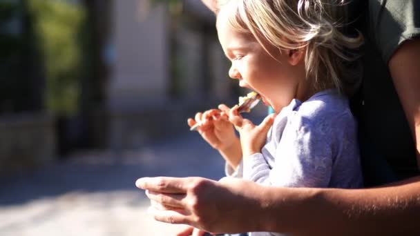 女の子はスプーンで母親の手にボウルからお粥を食べる 高品質4K映像 — ストック動画