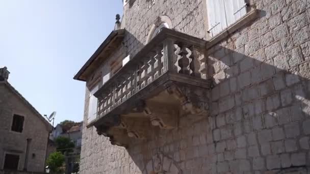 Pościel Wysycha Sznurze Starym Rzeźbionym Balkonie Kamiennego Domu Wysokiej Jakości — Wideo stockowe