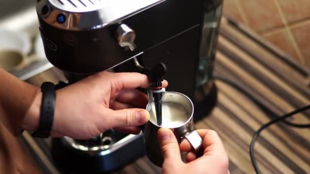 Keçiboynuzu Kahve Makinesinde Köpüklü Süt Içen Bir Adam Yüksek Kalite — Stok video