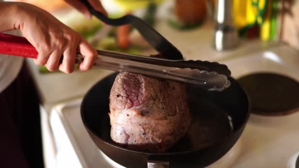 Mujer Presiona Una Carne Asada Que Está Cocinando Lado Con — Vídeos de Stock