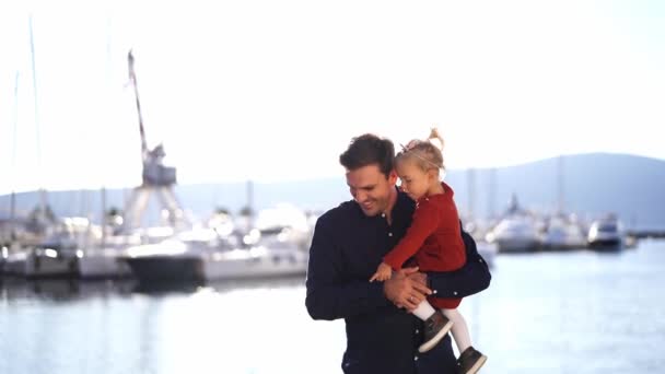 Dad Little Girl His Arms Stands Marina High Quality Footage — Wideo stockowe
