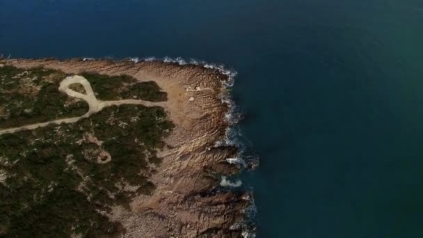 Γωνιακό Περβάζι Βραχώδους Ακτής Που Βρέχεται Από Γαλάζια Θάλασσα Κηφήνας — Αρχείο Βίντεο