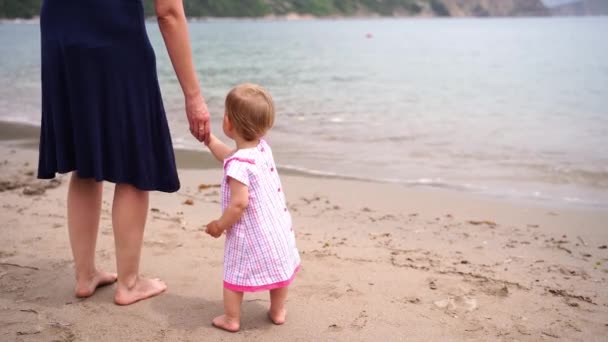 Little Girl Her Mom Hand Stands Beach Looks Sea Surf — Wideo stockowe