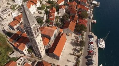 Deniz kıyısındaki Aziz Niklas Kilisesi 'nin çan kulesinin kalesi. Üst Manzara. Yüksek kalite 4k görüntü