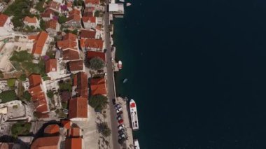 Perast kıyısı boyunca asfalt yolda. Drone. Yüksek kalite 4k görüntü