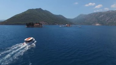 Gemi St. George adasına doğru yelken açar. Karadağ. Yüksek kalite 4k görüntü