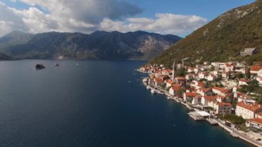Perast sahiline karşı Kotor Körfezi Adaları. Drone. Yüksek kalite 4k görüntü