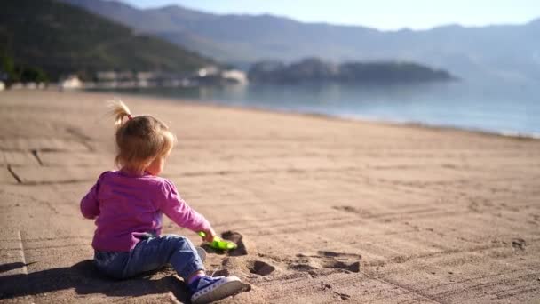 Menina Brincando Com Uma Colher Brinquedo Uma Praia Areia Junto — Vídeo de Stock