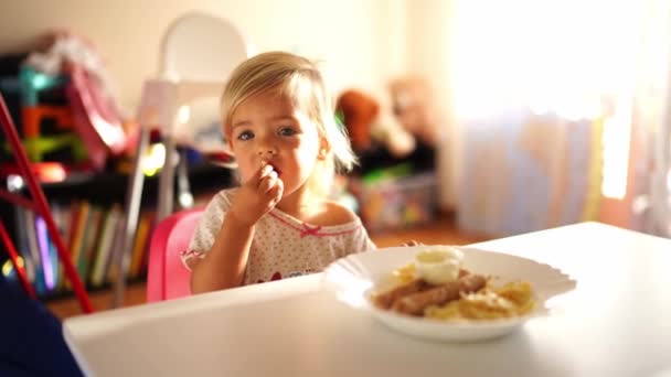 Fetița Bucată Tăietură Dintr Farfurie Mâinile Mănâncă Zâmbind Imagini Înaltă — Videoclip de stoc