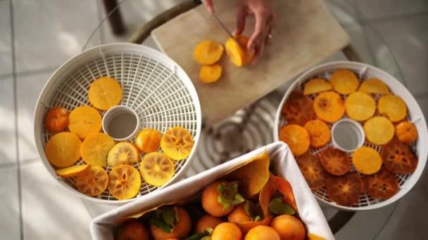 Kook Snijdt Persimmons Tafel Zet Dienbladen Van Fruitdroger Hoge Kwaliteit — Stockvideo