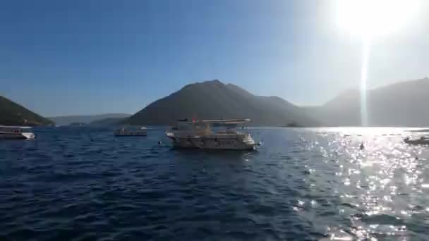 Los Barcos Excursión Balancean Sobre Las Olas Contra Telón Fondo — Vídeo de stock