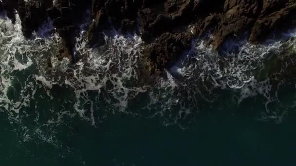Морской Прибой Падает Высокие Скалы Дрон Высококачественные Кадры — стоковое видео