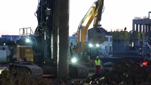 Escavadora Passa Por Uma Plataforma Perfuração Num Estaleiro Imagens Alta — Vídeo de Stock