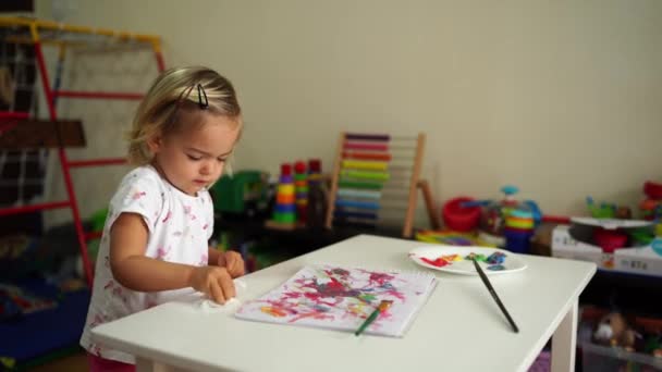 Little Girl Wipes Table Napkin Next Album Paints High Quality — Stockvideo