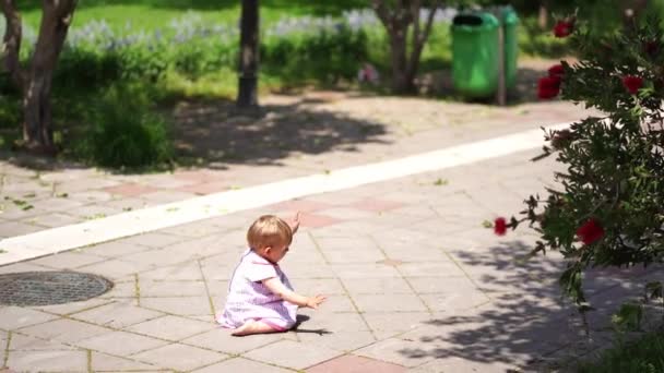 Little Girl Walks Barefoot Tiles Falls Gets Again High Quality — Wideo stockowe