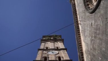 Perast 'taki Aziz Niklas Kilisesi' nin çan kulesinin yüksek kulesindeki saat. Karadağ. Yüksek kaliteli FullHD görüntüler