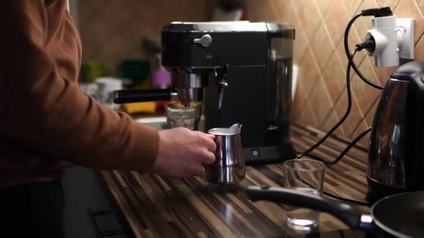 Barmen Masaya Bir Sürahi Sütle Vurup Köpüğü Altüst Ediyor Yüksek — Stok video