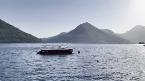 Pequeno Barco Excursão Ancorado Perto Costa Contra Pano Fundo Das — Vídeo de Stock
