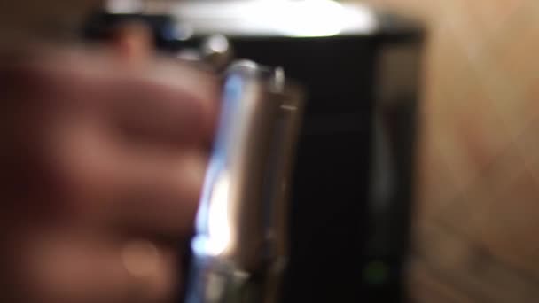 Kahveye Süt Dökerken Barista Latte Çiziyor Yüksek Kalite Görüntü — Stok video