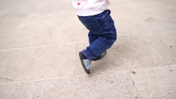 Bebé Aprende Caminar Sobre Azulejos Cultivado Imágenes Fullhd Alta Calidad — Vídeos de Stock