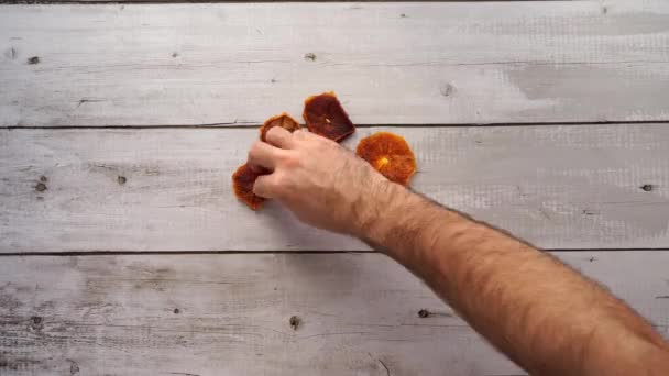Man Hand Carefully Arranges Pieces Dried Fruit Circle Product Shooting — Vídeo de stock