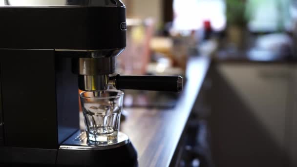 Adam Kahve Makinesini Açar Kahvenin Hazırlanmasını Bekler Yüksek Kalite Görüntü — Stok video