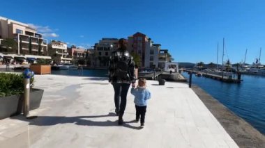 Annem ve küçük bir kız setin üzerinde yürüyorlar. Porto, Karadağ. Yüksek kalite 4k görüntü