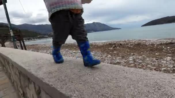 Pequeño Niño Botas Con Una Pluma Mano Camina Largo Acera — Vídeos de Stock