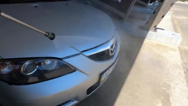 Flushing Hose Hood Headlights Car Numbers Garage High Quality Footage — 图库视频影像
