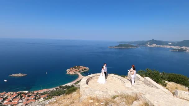 Bride Groom Stand Observation Deck Island Sveti Stefan Photographers Organizers — Stok video
