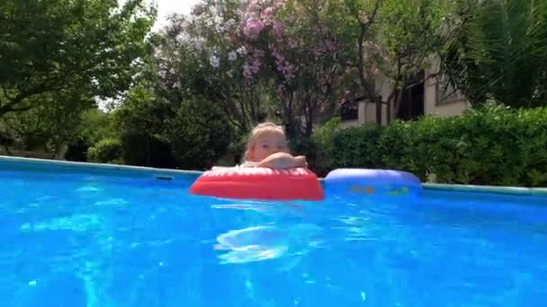 Little Girl Drifting Inflatable Ring Pool High Quality Footage — Video Stock
