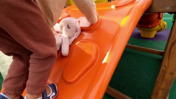Little Girl Plush Hare Climbs Climbing Wall Goes Pipe High — Stok video