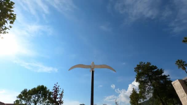 Sculpture Flying Seagull High Pillar Sky High Quality Footage — ストック動画