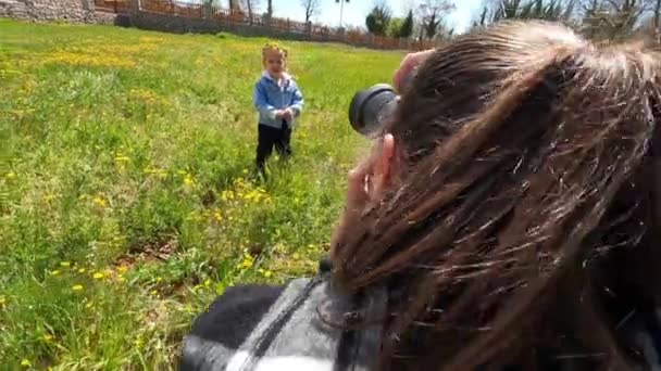Woman Photographer Photographs Little Girl Wreath Dandelions Standing Green Lawn — Vídeo de stock