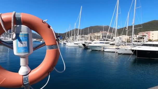 靠泊在海岸外的游艇背景下的码头安全哨所 高质量的4K镜头 — 图库视频影像