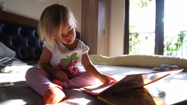 Bambina Siede Letto Raccoglie Puzzle Libro Filmati Alta Qualità — Video Stock