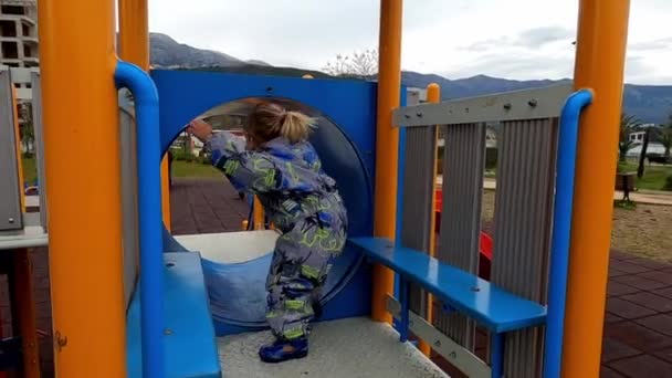 Little Girl Overalls Climbs Pipe Playground High Quality Fullhd Footage — Stock video